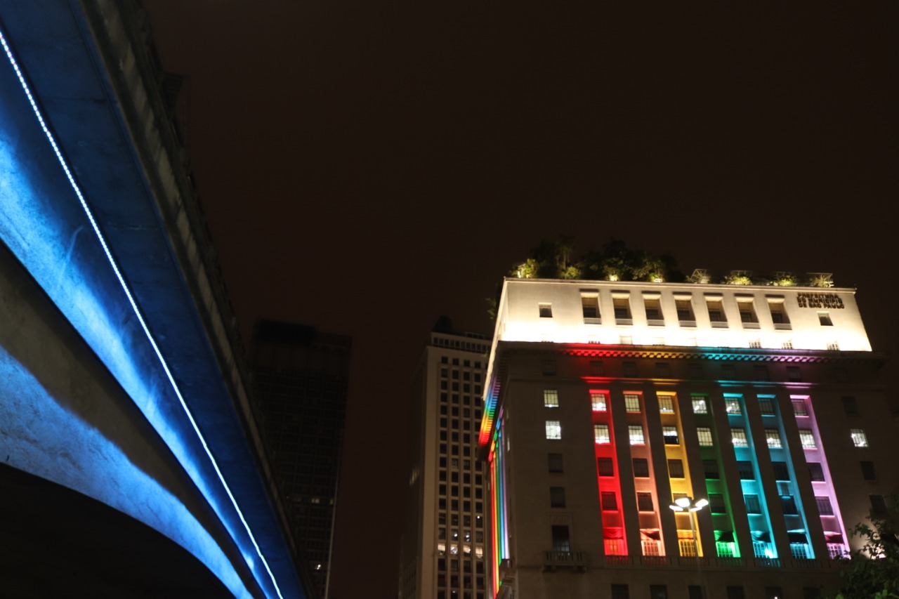 Prefeitura de São Paulo iluminada com as cores da bandeira LGBT+